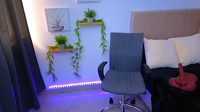 pequitasmedusa9 online show from October 14, 2025, 6:52 pm