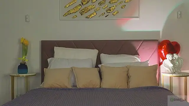 Nicole Broown  online show from March 13, 2026, 9:42 pm