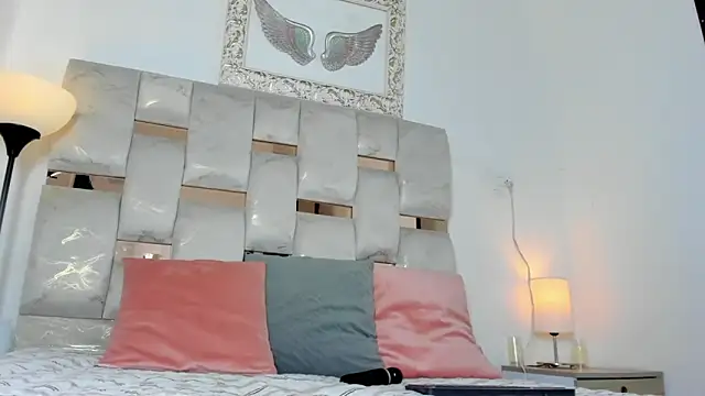 Nyra 18 online show from November 20, 2025, 2:01 am