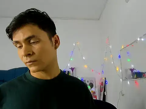 Snapshot of Aaron_Foxxx chatting on November 30, 2025, 7:14 pm Aaron Foxxx online show from November 30, 2025, 7:14 pm