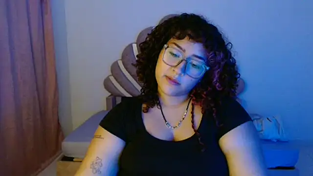 Snapshot of BlueeVelvet chatting on October 7, 2025, 3:18 am BlueeVelvet online show from October 7, 2025, 3:18 am