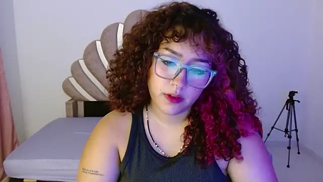 Snapshot of BlueeVelvet chatting on September 29, 2025, 11:32 pm BlueeVelvet online show from September 29, 2025, 11:32 pm