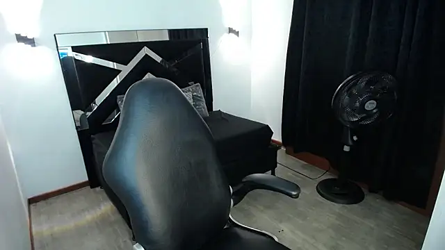 Snapshot of MarianaRojas_ chatting on June 15, 2026, 2:12 am MarianaRojas online show from June 15, 2026, 2:12 am