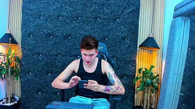Snapshot of Shadowhunters_ chatting on September 25, 2025, 6:30 am Shadowhunters online show from September 25, 2025, 6:30 am