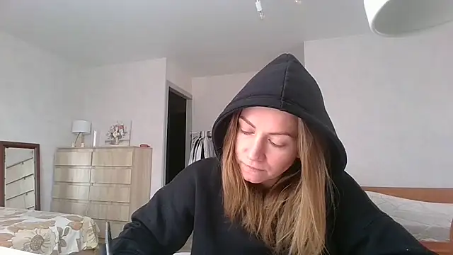 Snapshot of Thavione chatting on March 3, 2026, 12:01 pm Thavione online show from March 3, 2026, 12:01 pm