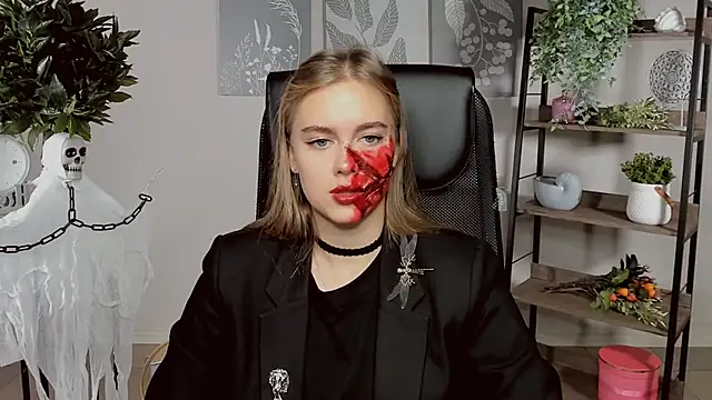 JuneWoods online show from October 25, 2025, 9:41 am