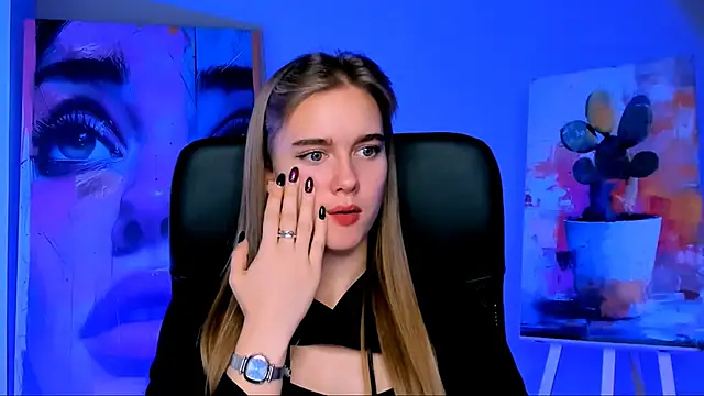 JuneWoods online show from November 7, 2025, 12:31 pm