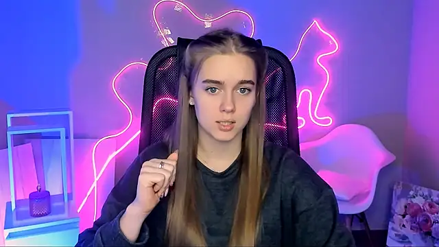 Snapshot of JuneWoods chatting on February 16, 2026, 2:05 pm JuneWoods online show from February 16, 2026, 2:05 pm