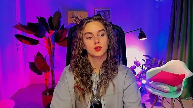 JuneWoods online show from November 22, 2025, 10:25 am