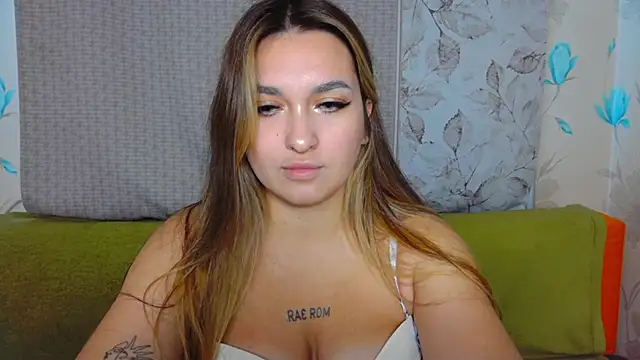 Snapshot of YourEmily_xx chatting on October 2, 2025, 11:02 am YourEmily xx online show from October 2, 2025, 11:02 am