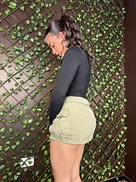 Snapshot of Capricho_01 chatting on February 5, 2026, 6:15 pm Capricho 01 online show from February 5, 2026, 6:15 pm