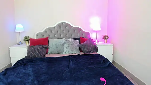 Snapshot of CamillaDreamer chatting on October 15, 2025, 4:04 pm CamillaDreamer online show from October 15, 2025, 4:04 pm