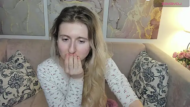 Snapshot of CamillaDreamer chatting on May 15, 2026, 11:47 pm CamillaDreamer online show from May 15, 2026, 11:47 pm