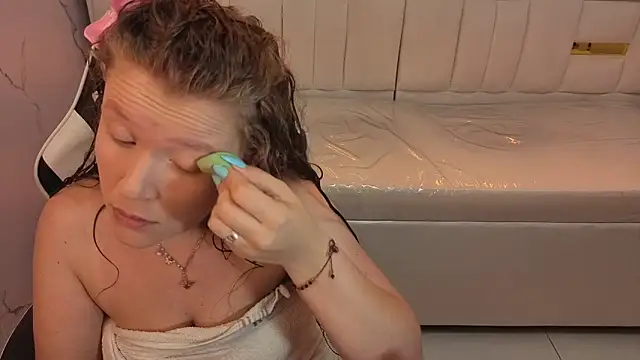 carla tp online show from November 24, 2025, 12:49 pm