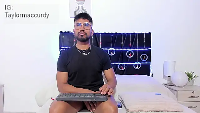 Taylormaccurdy  online show from December 22, 2025, 2:17 pm