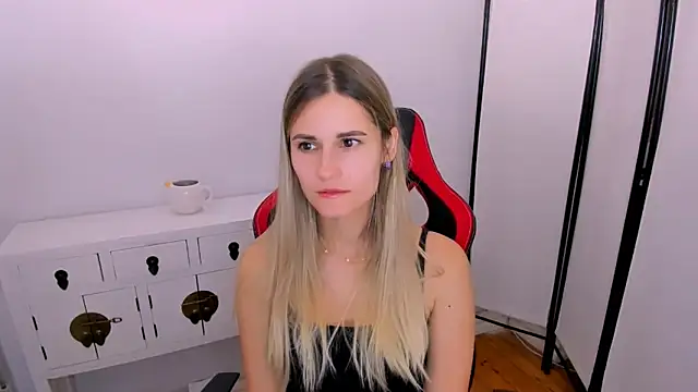 CatrinAmore online show from October 12, 2025, 4:47 am