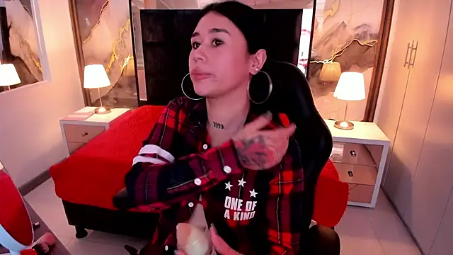 SusanVilla online show from November 26, 2025, 7:36 pm