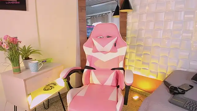 Scarlett Kiiss online show from February 4, 2026, 12:00 pm