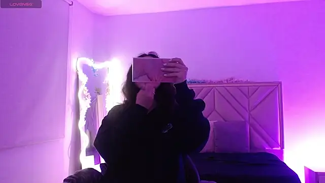 Ixchel tay online show from November 16, 2025, 3:33 am