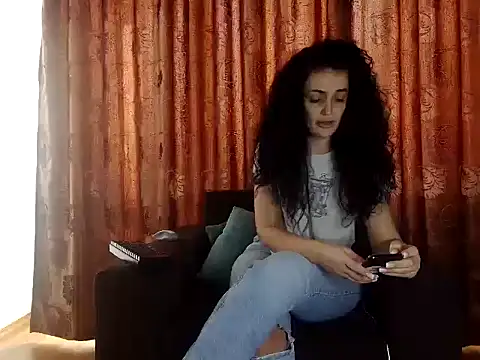 JadeLure online show from October 24, 2025, 12:04 pm