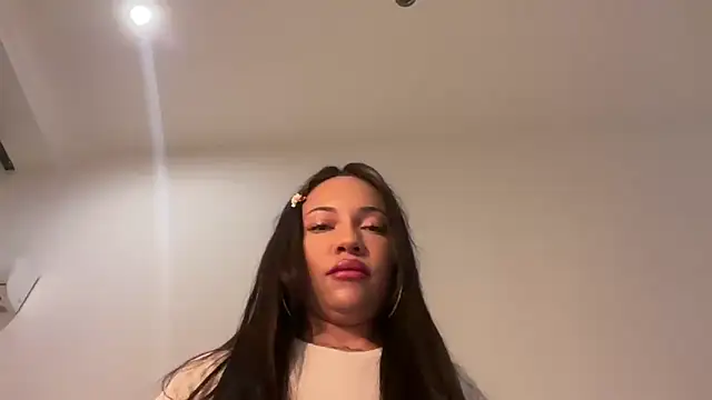 realrockybee1 online show from November 18, 2025, 10:34 pm