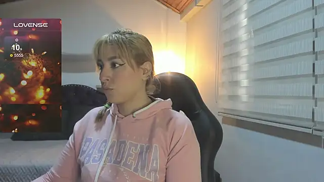 Snapshot of sophialyh_1 chatting on December 20, 2025, 1:03 pm sophialyh 1 online show from December 20, 2025, 1:03 pm