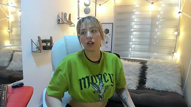 sophialyh 1 online show from November 27, 2025, 12:38 pm