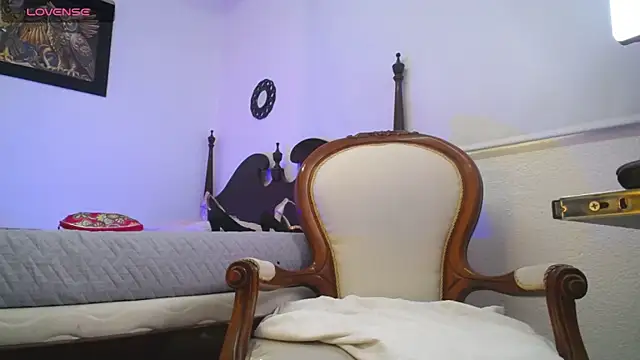 chloe  Jones  online show from November 26, 2025, 1:00 pm