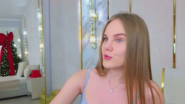 Lili Lohan online show from December 14, 2025, 5:18 pm