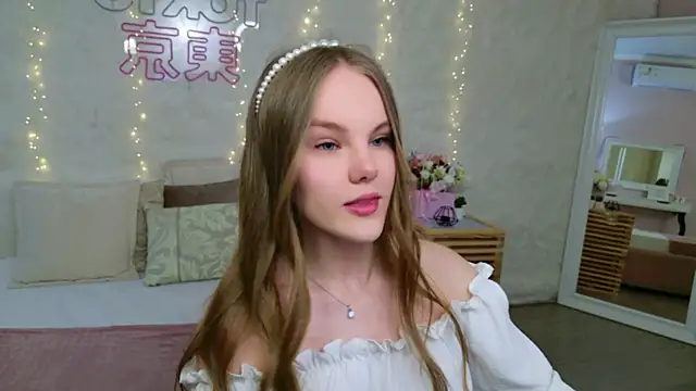 Lili Lohan online show from April 18, 2026, 5:21 am