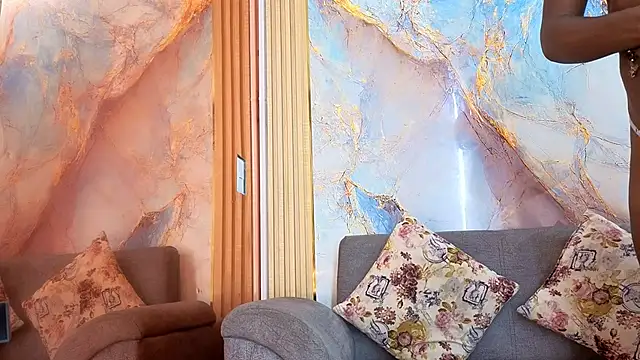 Nahomy Smiths aws online show from October 21, 2025, 9:36 pm