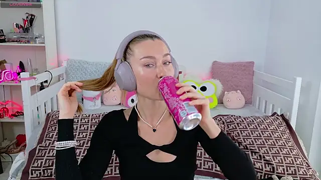 Snapshot of MysticRoxanne chatting on November 20, 2025, 8:26 am MysticRoxanne online show from November 20, 2025, 8:26 am