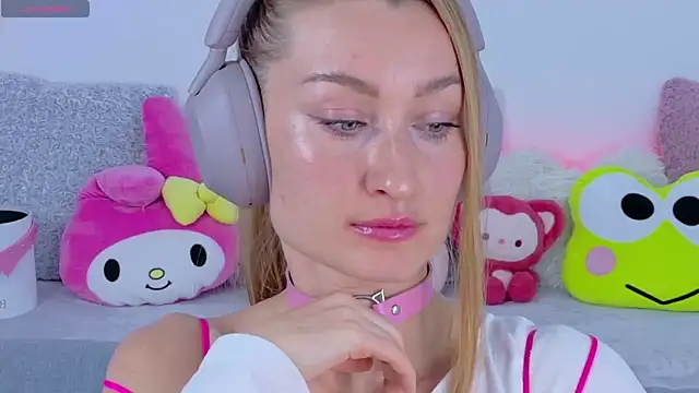 Snapshot of MysticRoxanne chatting on November 17, 2025, 8:29 am MysticRoxanne online show from November 17, 2025, 8:29 am