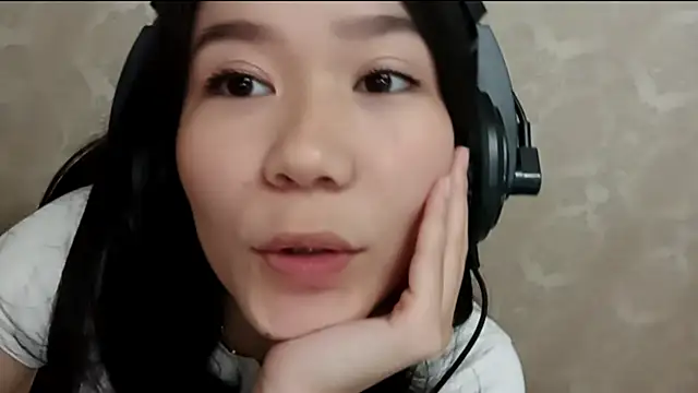 Snapshot of YukiShaapan chatting on October 6, 2025, 10:49 am YukiShaapan online show from October 6, 2025, 10:49 am