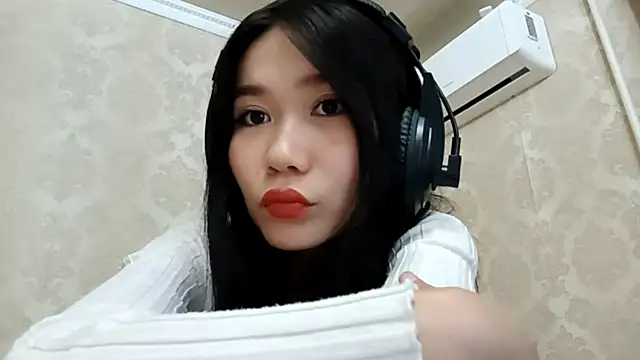 Snapshot of YukiShaapan chatting on October 9, 2025, 10:05 am YukiShaapan online show from October 9, 2025, 10:05 am