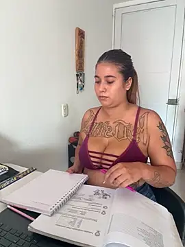 violeticafox online show from October 6, 2025, 2:40 pm