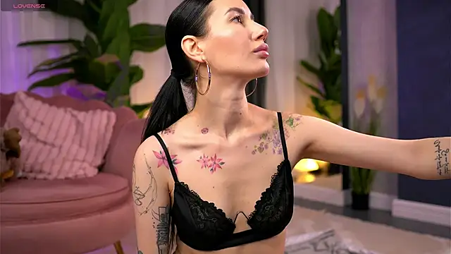 SerenaVelour online show from November 13, 2025, 11:14 am