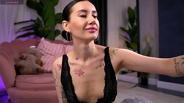 SerenaVelour online show from November 7, 2025, 11:15 am