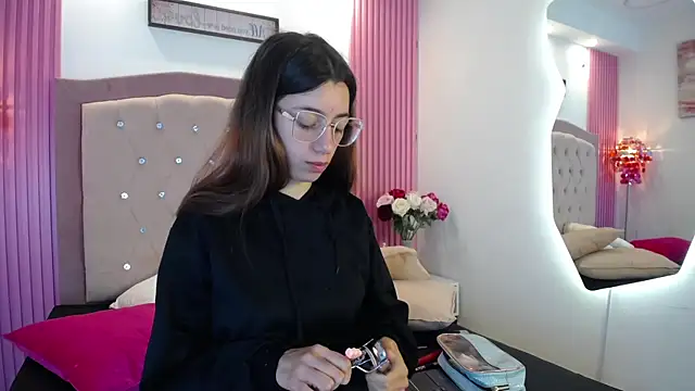 MarinetteLux online show from March 25, 2026, 8:30 pm