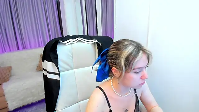 Lucia Copper online show from November 3, 2025, 11:58 am