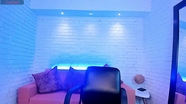 VenusCooper online show from November 14, 2025, 8:12 pm