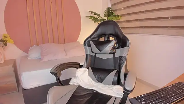 mia curry online show from October 6, 2025, 8:09 pm