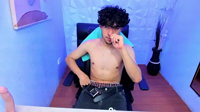 Liil boy online show from November 15, 2025, 3:32 am