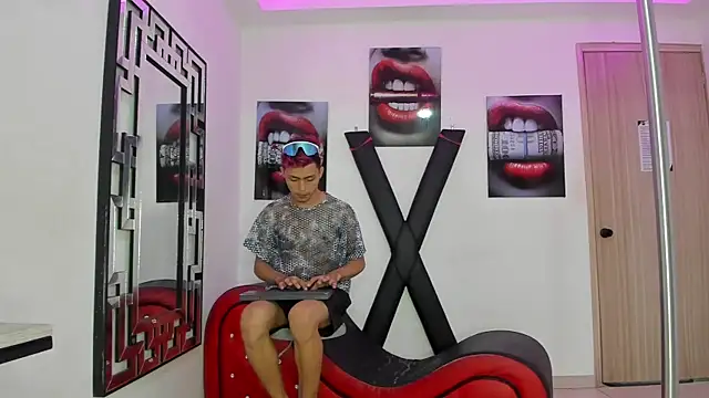 VERY HOT GUYS online show from November 12, 2025, 1:32 am