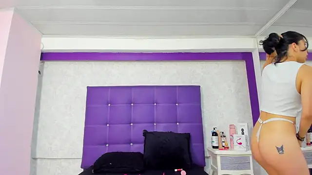 LeaMoreau22 online show from October 14, 2025, 12:17 pm