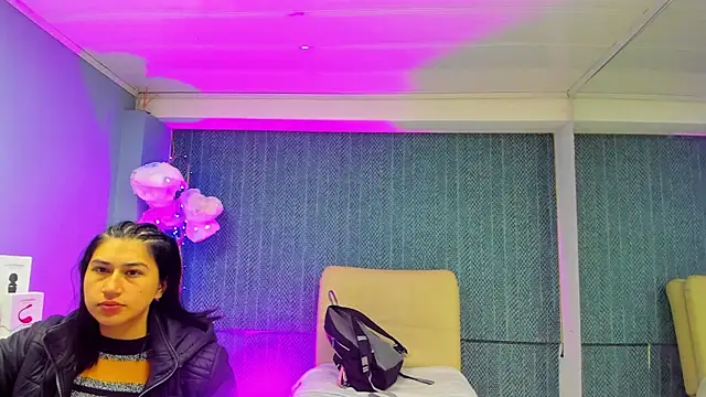 LeaMoreau22 online show from December 21, 2025, 1:02 pm