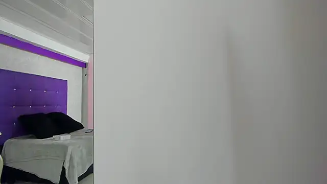 LeaMoreau22 online show from November 1, 2025, 11:59 am