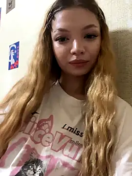  Siennaaa  online show from October 11, 2025, 9:05 pm