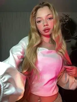  Siennaaa  online show from March 13, 2026, 10:15 pm