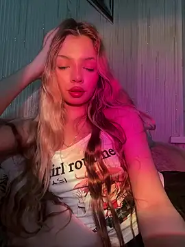  Siennaaa  online show from March 1, 2026, 9:48 pm